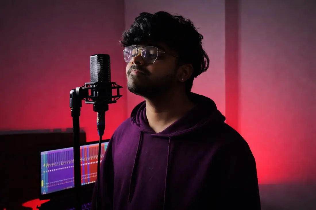 Dee Ven in front of the recording microphone in the VENOM STUDIOS studio
